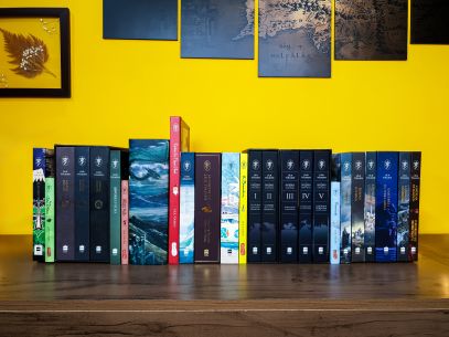 Uma foto mostrando lado a lado todos os livros de J.R.R. Tolkien já publicados pela HarperCollins até março de 2024. Tem vários tamanhos e cores diferentes, mas mantêm a mesma identidade visual.
