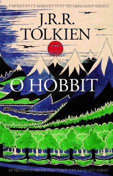 A capa do livro O Hobbit, com uma arte do próprio Tolkien de uma floresta com montanhas ao fundo.